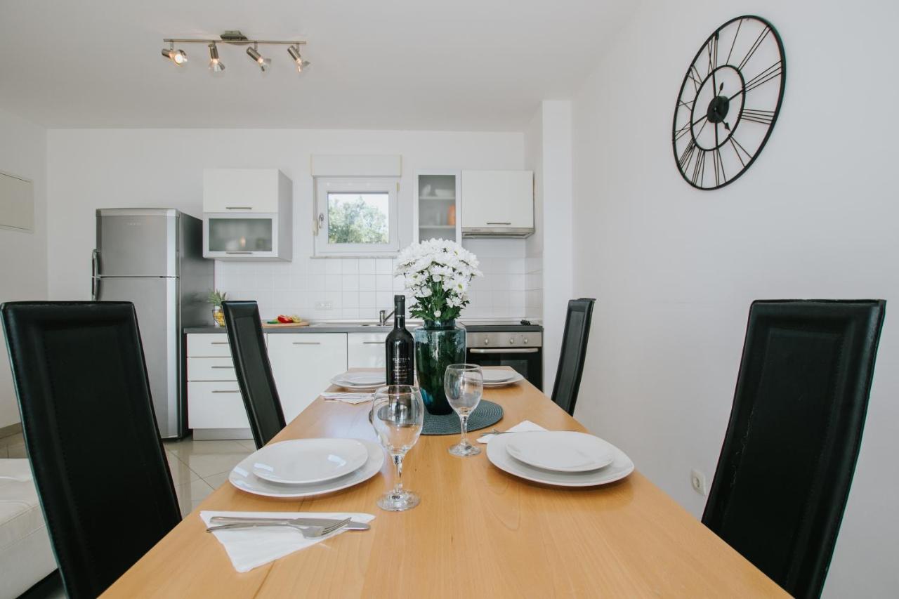 Apartman Sunny Apartment โตรกีร์ ภายนอก รูปภาพ