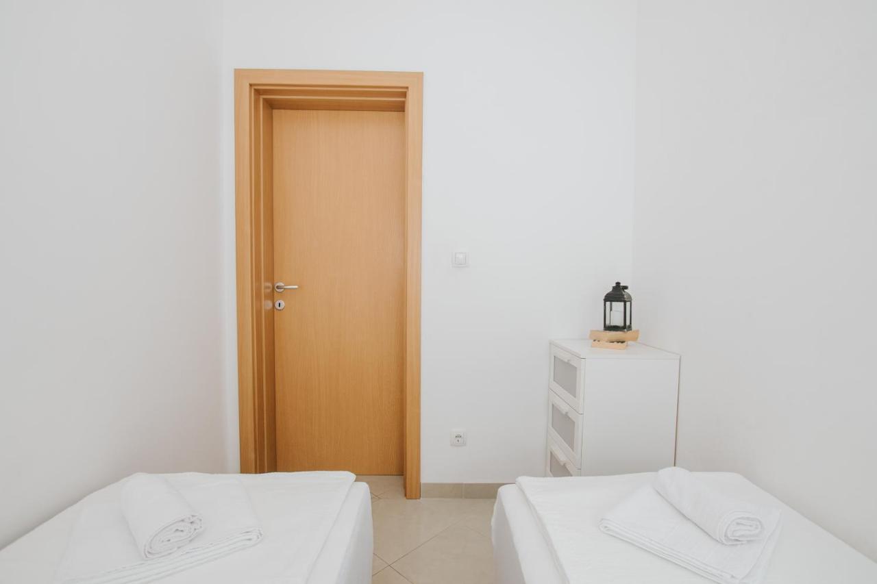 Apartman Sunny Apartment โตรกีร์ ภายนอก รูปภาพ